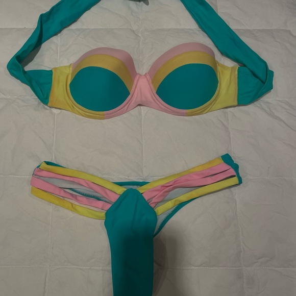 Bikinis - Picture 11 of 11